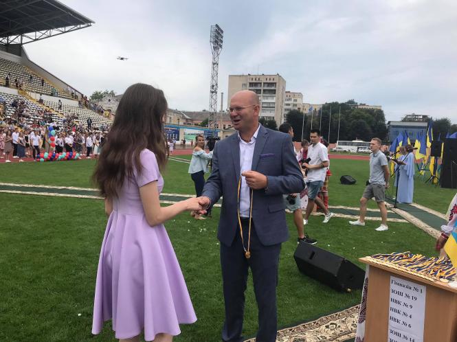 Новини Хмельницького - фото з Життя за кордоном або робота медиком: хмельницькі випускники-медалісти розповіли про плани на майбутнє Нет описания.