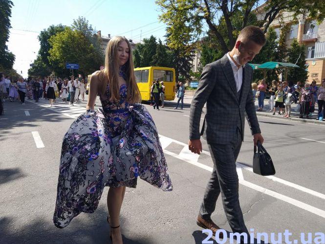 Новини Тернополя - фото з Не всі у масках,  але з гарним настроєм: у Тернополі пройшла хода випускників (РЕПОРТАЖ) Не всі у масках,  але з гарним настроєм: у Тернополі пройшла хода випускників (РЕПОРТАЖ), фото №7 на сайті 20minut.ua