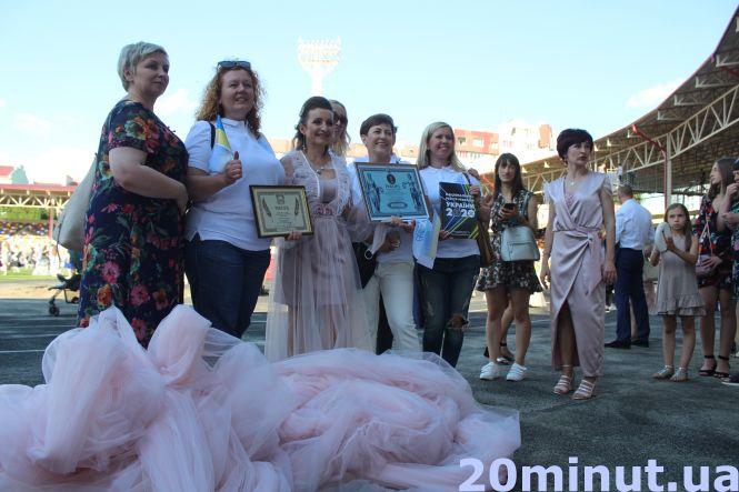 Новини Тернополя - фото з У Тернополі встановили рекорд:  випускниця одягнула сукню із 100-метровим шлейфом. Як це було? У Тернополі встановили рекорд:  випускниця одягнула сукню із 100-метровим шлейфом. Як це було?, фото №2 на сайті 20minut.ua