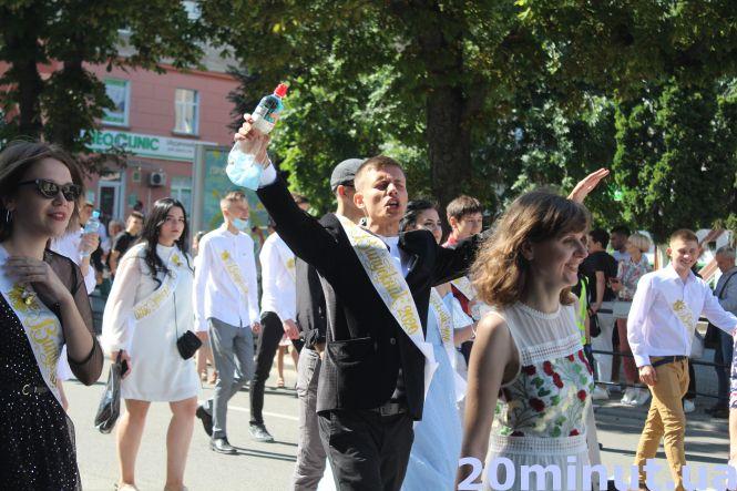 Новини Тернополя - фото з Хтось у сукнях за 20 тисяч, а дехто босоніж: усе про карантинний випускний. ФОТОРЕПОРТАЖ "20 хвилин"
