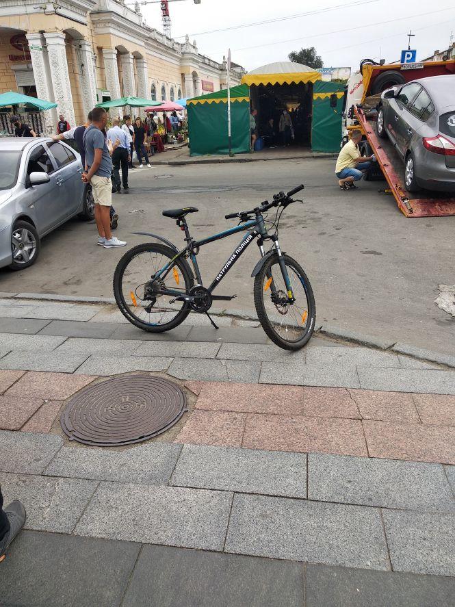 Новини Житомира - фото з У Житомирі припарковане посеред дороги авто горе-водія евакуювали. ФОТО У Житомирі припарковане посеред дороги авто горе-водія евакуювали. ФОТО, фото №2 на сайті 20minut.ua