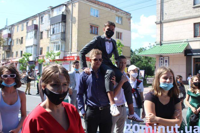 Новини Тернополя - фото з Хтось у сукнях за 20 тисяч, а дехто босоніж: усе про карантинний випускний. ФОТОРЕПОРТАЖ "20 хвилин" Хтось у сукнях за 20 тисяч, а дехто босоніж: усе про карантинний випускний. ФОТОРЕПОРТАЖ "20 хвилин", фото №2 на сайті 20minut.ua