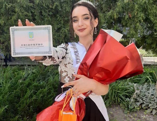 Новини Тернополя - фото з Медалі, найкращі вишиванки та сльози прощання: на міському стадіоні свято "Випускник-2020" (РЕПОРТАЖ) Медалі, найкращі вишиванки та сльози прощання: на міському стадіоні свято "Випускник-2020" (РЕПОРТАЖ), фото №1 на сайті 20minut.ua