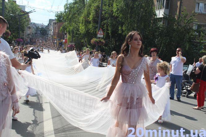 Новини Тернополя - фото з У Тернополі встановили рекорд:  випускниця одягнула сукню із 100-метровим шлейфом. Як це було? У Тернополі встановили рекорд:  випускниця одягнула сукню із 100-метровим шлейфом. Як це було?, фото №1 на сайті 20minut.ua
