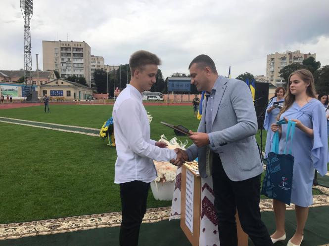 Новини Хмельницького - фото з Життя за кордоном або робота медиком: хмельницькі випускники-медалісти розповіли про плани на майбутнє Нет описания.