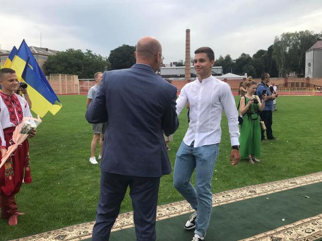 Новини Хмельницького - фото з Життя за кордоном або робота медиком: хмельницькі випускники-медалісти розповіли про плани на майбутнє Нет описания.