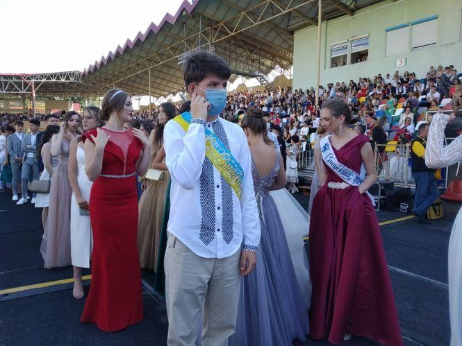 Новини Тернополя - фото з Медалі, найкращі вишиванки та сльози прощання: на міському стадіоні свято "Випускник-2020" (РЕПОРТАЖ) Медалі, найкращі вишиванки та сльози прощання: на міському стадіоні свято "Випускник-2020" (РЕПОРТАЖ), фото №2 на сайті 20minut.ua