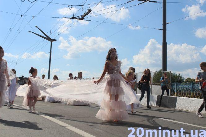 Новини Тернополя - фото з У Тернополі встановили рекорд:  випускниця одягнула сукню із 100-метровим шлейфом. Як це було? У Тернополі встановили рекорд:  випускниця одягнула сукню із 100-метровим шлейфом. Як це було?, фото №5 на сайті 20minut.ua