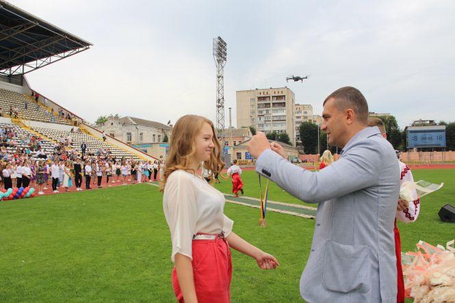 Новини Хмельницького - фото з Хмельницькі випускники отримали медалі (ФОТО) Хмельницькі випускники отримали медалі (ФОТО), фото №2 на сайті vsim.ua