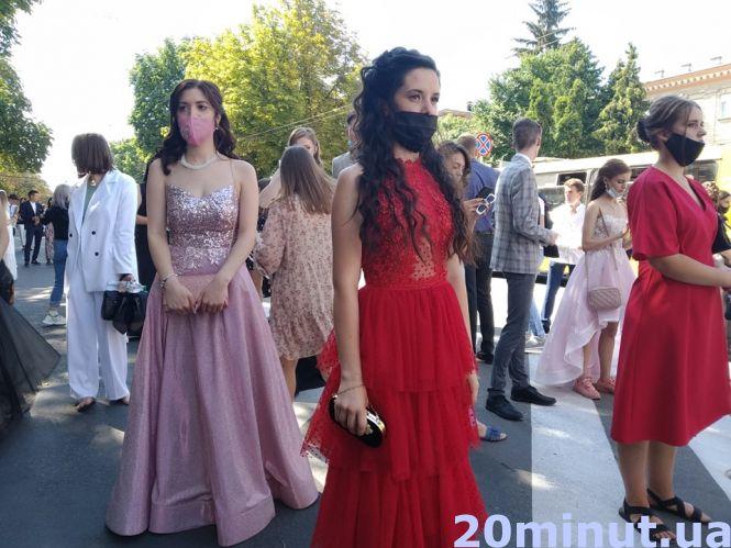 Новини Тернополя - фото з Не всі у масках,  але з гарним настроєм: у Тернополі пройшла хода випускників (РЕПОРТАЖ) Не всі у масках,  але з гарним настроєм: у Тернополі пройшла хода випускників (РЕПОРТАЖ), фото №1 на сайті 20minut.ua