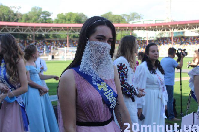 Новини Тернополя - фото з Хтось у сукнях за 20 тисяч, а дехто босоніж: усе про карантинний випускний. ФОТОРЕПОРТАЖ "20 хвилин" Хтось у сукнях за 20 тисяч, а дехто босоніж: усе про карантинний випускний. ФОТОРЕПОРТАЖ "20 хвилин", фото №16 на сайті 20minut.ua