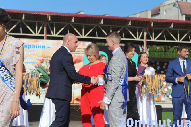 Новини Тернополя - фото з Хтось у сукнях за 20 тисяч, а дехто босоніж: усе про карантинний випускний. ФОТОРЕПОРТАЖ "20 хвилин" Хтось у сукнях за 20 тисяч, а дехто босоніж: усе про карантинний випускний. ФОТОРЕПОРТАЖ "20 хвилин", фото №13 на сайті 20minut.ua