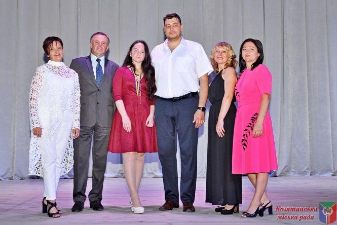 Новини Козятина - фото з Шкільний випуск. У Козятині відзначили медалістів, переможців олімпіад та кращих спортсменів Шкільний випуск. У Козятині відзначили медалістів, переможців олімпіад та кращих спортсменів, фото №1 на сайті 20minut.ua