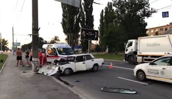 Новини Вінниці - фото з На Київській «ВАЗ» протаранив електроопору. Водій був п'яний На Київській «ВАЗ» протаранив електроопору. Водій був п'яний, фото №1 на сайті 20minut.ua