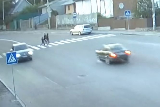 Новини Вінниці - фото з Важливе за вчора. Найцікавіші новини 2 серпня, які ви могли пропустити Збив родину, здав назад та втік. З'явилося відео ДТП, де п'яний влітає у людей на переході