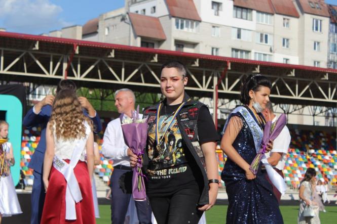 Рокерську жилетку доповнила золота медаль: випускниця про нестандартний образ, фото №1 на сайті 20minut.ua