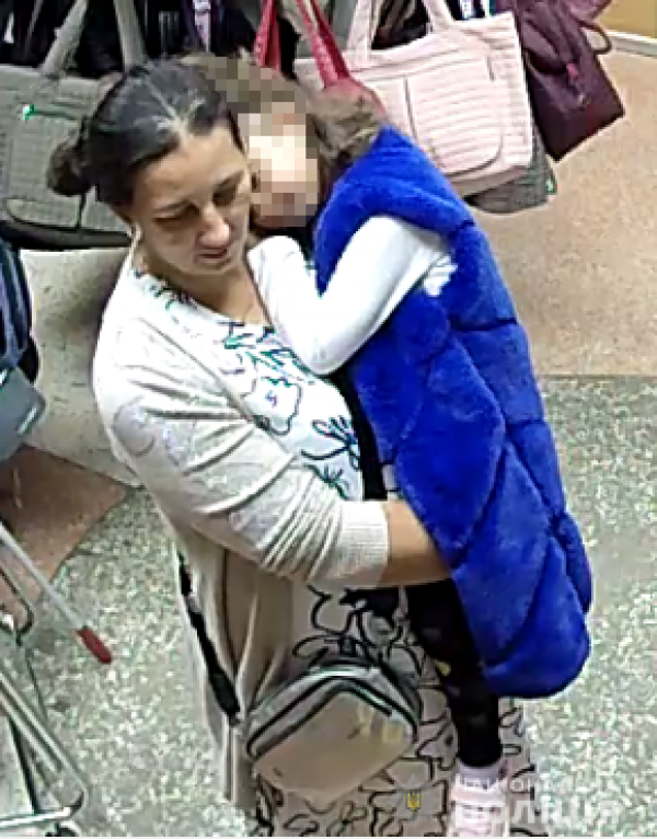 Новини Вінниці - фото з З дитиною на руках та схожі на циганок. Допоможіть впізнати підозрюваних З дитиною на руках та схожі на циганок. Допоможіть впізнати підозрюваних, фото №1 на сайті 20minut.ua