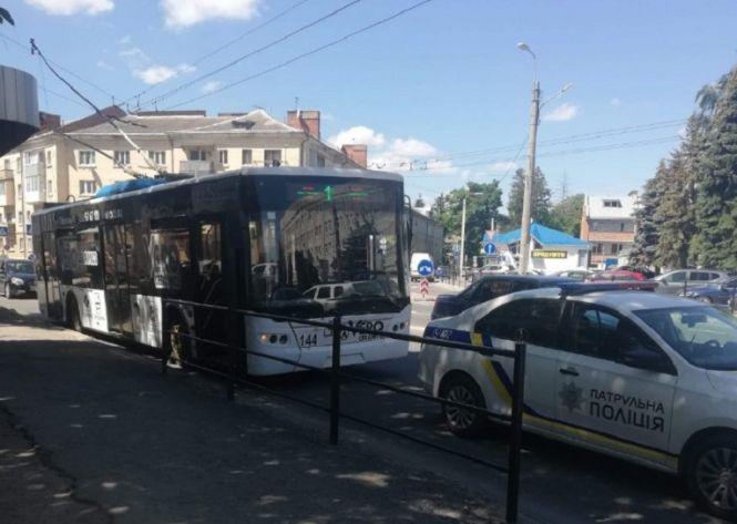Новини Тернополя - фото з У Тернополі чоловік впав зі сходинки у тролейбусі. Що з потерпілим?