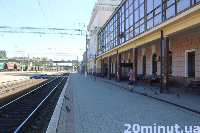 Новини Тернополя - фото з Залізничний вокзал пустує, бо в Тернополі зупинятися тепер зась (ФОТО ДНЯ) Залізничний вокзал пустує, бо в Тернополі зупинятися тепер зась (ФОТО ДНЯ), фото №3 на сайті 20minut.ua