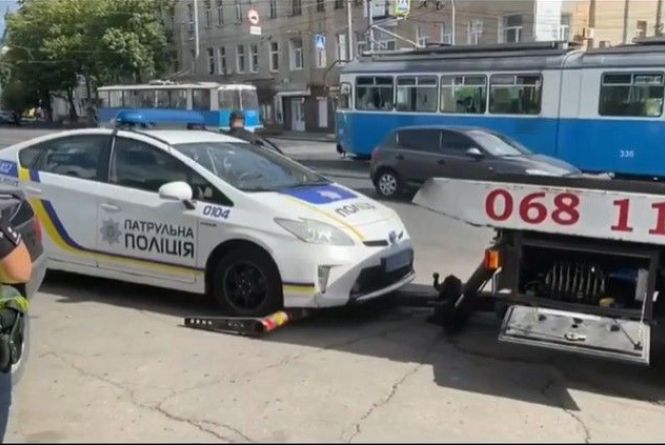 Новини Вінниці - фото з Важливе за вчора. Найцікавіші новини 3 серпня, які ви могли пропустити Я — не я і машина не моя... Як патрульне авто через «лису» резину забирав евакуатор
