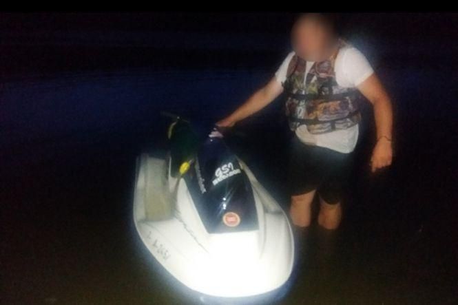 На Хмельниччині рятували відпочивальника, який застряг серед річки на зламаному гідроциклі, фото №1 на сайті vsim.ua