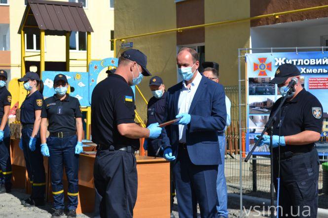 Новини Хмельницького - фото з 21 сім’я хмельницьких рятувальників отримала квартири в новобудові (ФОТО, ВІДЕО) 21 сім’я хмельницьких рятувальників отримала квартири в новобудові (ФОТО, ВІДЕО), фото №11 на сайті vsim.ua