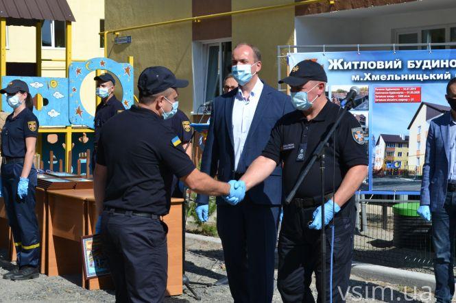 Новини Хмельницького - фото з 21 сім’я хмельницьких рятувальників отримала квартири в новобудові (ФОТО, ВІДЕО) 21 сім’я хмельницьких рятувальників отримала квартири в новобудові (ФОТО, ВІДЕО), фото №12 на сайті vsim.ua