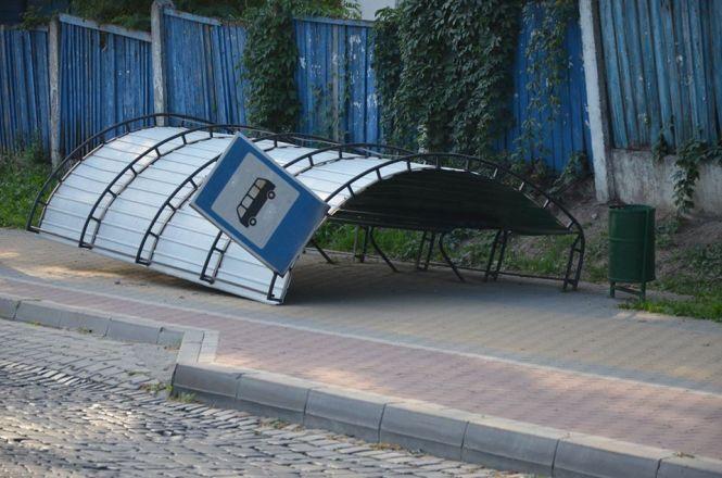 Новини Тернополя - фото з У Чорткові вандали знищили зупинку. Їх розшукує поліція (ВІДЕО) У Чорткові вандали знищили зупинку. Їх розшукує поліція (ВІДЕО), фото №2 на сайті 20minut.ua