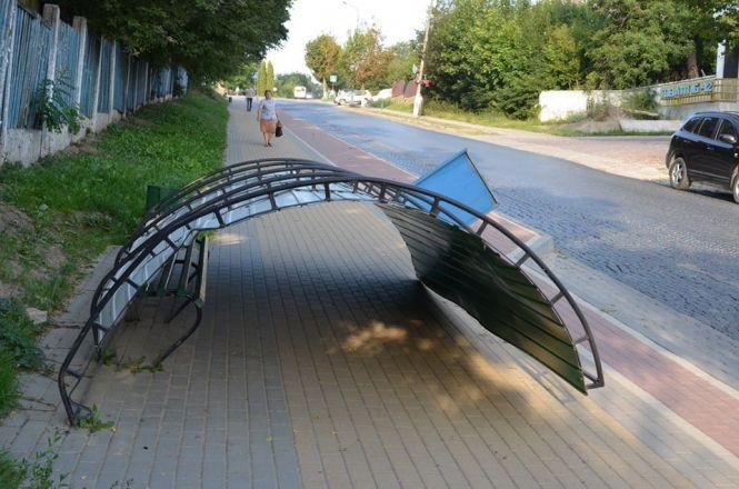 Новини Тернополя - фото з У Чорткові вандали знищили зупинку. Їх розшукує поліція (ВІДЕО) У Чорткові вандали знищили зупинку. Їх розшукує поліція (ВІДЕО), фото №1 на сайті 20minut.ua