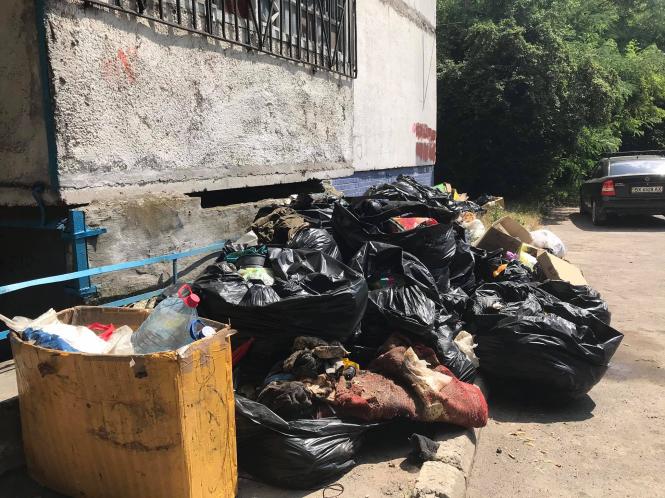 Новини Хмельницького - фото з “Живе за рахунок сміття”: що відомо про хмельничанку, яка перетворила квартиру на звалище Нет описания.