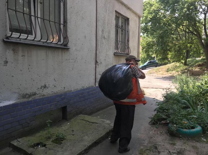 Новини Хмельницького - фото з “Живе за рахунок сміття”: що відомо про хмельничанку, яка перетворила квартиру на звалище Нет описания.