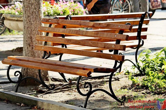 Біля пошти в Козятині поставили лавки для сидіння, фото №1 на сайті 20minut.ua