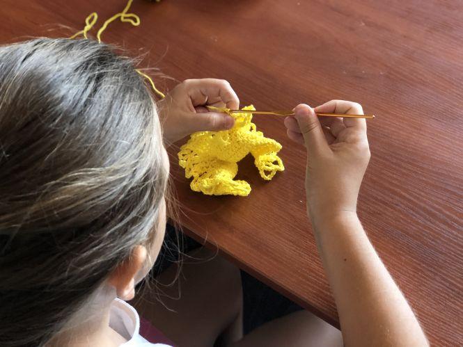 «Коли я дарую свої вироби людям – мені подобається, що вони посміхаються»: як у Житомирі працює благодійна майстерня по в’язанню, фото №1 на сайті 20minut.ua