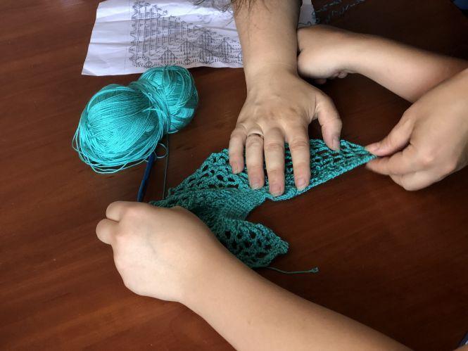 «Коли я дарую свої вироби людям – мені подобається, що вони посміхаються»: як у Житомирі працює благодійна майстерня по в’язанню, фото №2 на сайті 20minut.ua