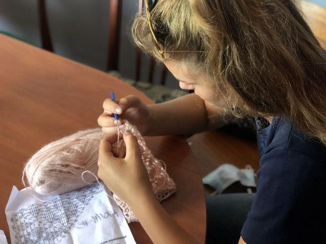 «Коли я дарую свої вироби людям – мені подобається, що вони посміхаються»: як у Житомирі працює благодійна майстерня по в’язанню, фото №3 на сайті 20minut.ua