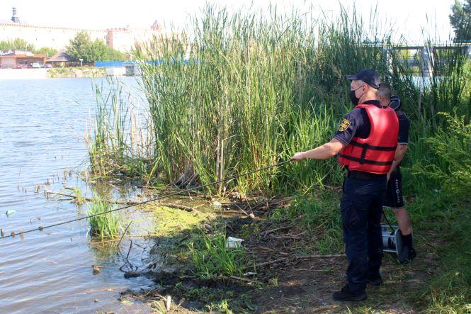 Новини Хмельницького - фото з З Південного Бугу рятувальники діставали автомобіль (ВІДЕО) З Південного Бугу рятувальники діставали автомобіль (ВІДЕО), фото №3 на сайті vsim.ua