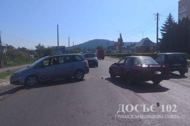 Новини Тернополя - фото з ДТП на Кременеччині: троє травмованих та чотири побиті автівки ДТП на Кременеччині: троє травмованих та чотири побиті автівки, фото №1 на сайті 20minut.ua