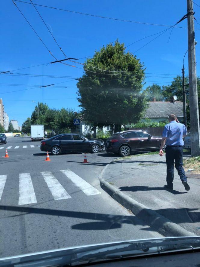 ДТП на Шевченка: не розминулись «Audi» та «Infinity» (ФОТО), фото №1 на сайті vsim.ua