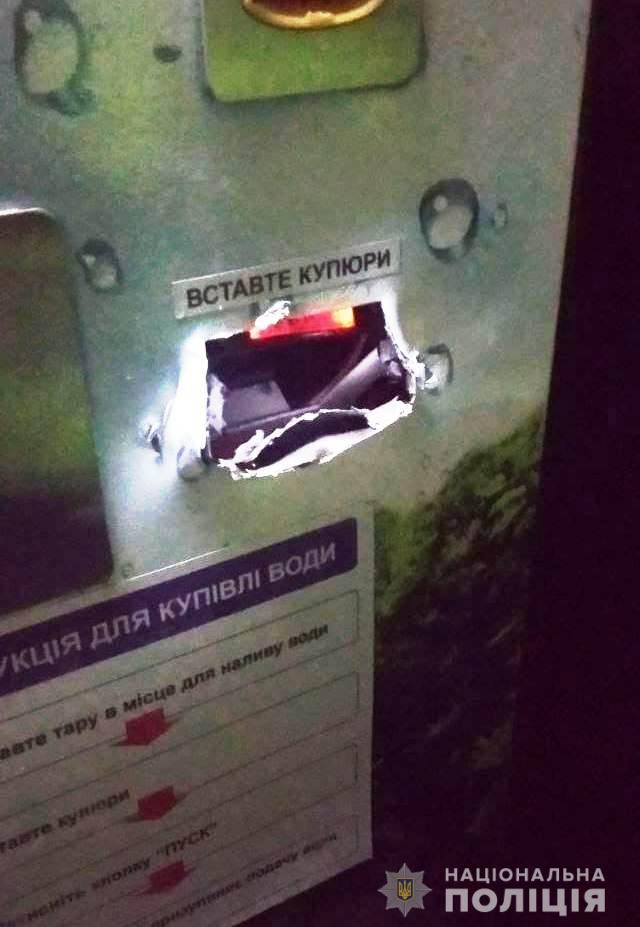 Новини Вінниці - фото з Нічні крадії грошей з водоматів: на Вишенці зловили трьох вінничан Нічні крадії грошей з водоматів: на Вишенці зловили трьох вінничан, фото №1 на сайті 20minut.ua