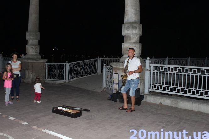 Відео дня: вуличний музикант та танець маленької дівчинки підкорив перехожих на набережній, фото №1 на сайті 20minut.ua