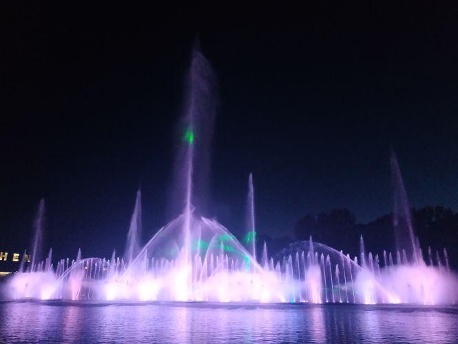 Новини Вінниці - фото з У Вінниці почав працювати фонтан Roshen. На відкриття приїхав Порошенко з дружиною У Вінниці почав працювати фонтан Roshen. На відкриття приїхав Порошенко з дружиною, фото №2 на сайті 20minut.ua