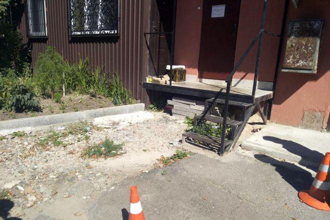 Біля будинку на Кам’янецькій знайшли міну (ФОТО, ВІДЕО), фото №1 на сайті vsim.ua