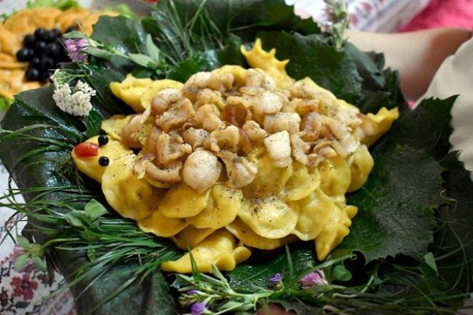 Новини Вінниці - фото з Кулінарний шедевр у Стодульцях — вареники з ожиною і… лавандою. Чим ще частували на фестивалі? Кулінарний шедевр у Стодульцях — вареники з ожиною і… лавандою. Чим ще частували на фестивалі?, фото №5 на сайті 20minut.ua