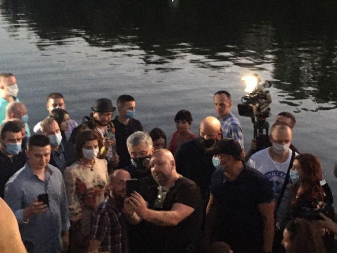 Новини Вінниці - фото з У Вінниці почав працювати фонтан Roshen. На відкриття приїхав Порошенко з дружиною У Вінниці почав працювати фонтан Roshen. На відкриття приїхав Порошенко з дружиною, фото №1 на сайті 20minut.ua