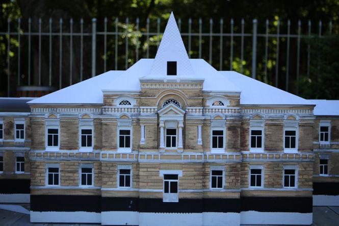 Новини Вінниці - фото з На «Міні-Вінниці» з’явився 8-метровий макет будівлі психіатричної лікарні імені Ющенка На «Міні-Вінниці» з’явився 8-метровий макет будівлі психіатричної лікарні імені Ющенка, фото №3 на сайті 20minut.ua