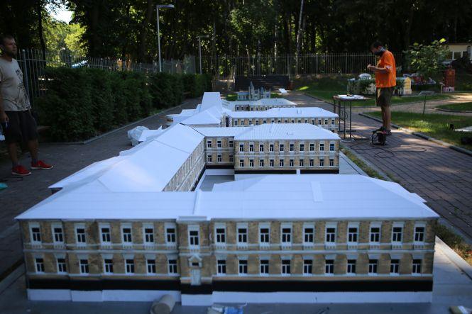 Новини Вінниці - фото з На «Міні-Вінниці» з’явився 8-метровий макет будівлі психіатричної лікарні імені Ющенка На «Міні-Вінниці» з’явився 8-метровий макет будівлі психіатричної лікарні імені Ющенка, фото №4 на сайті 20minut.ua