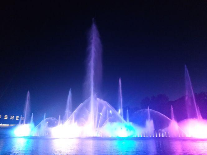 Новини Вінниці - фото з У Вінниці почав працювати фонтан Roshen. На відкриття приїхав Порошенко з дружиною У Вінниці почав працювати фонтан Roshen. На відкриття приїхав Порошенко з дружиною, фото №3 на сайті 20minut.ua