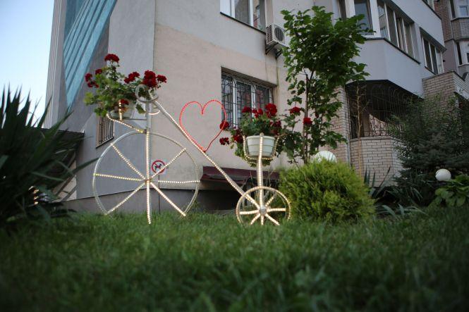 Новини Вінниці - фото з «Це у нас куточок автомобіліста, а ось тут ми дивимося кіно». Наш ТОП-4 найцікавіших дворів Вінниці «Це у нас куточок автомобіліста, а ось тут ми дивимося кіно». Наш ТОП-4 найцікавіших дворів Вінниці, фото №5 на сайті 20minut.ua