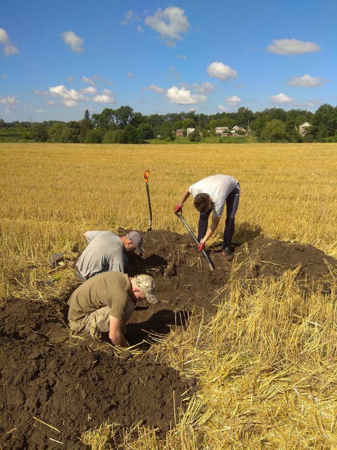 У селі Семенівка Бердичівського району відбулося перепоховання рештків 30 захисників України, які загинули під час Другої світової війни, фото №3 на сайті 20minut.ua