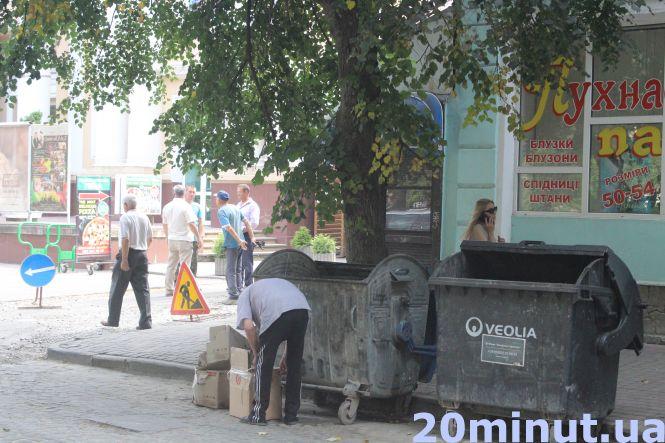 Приваблюємо туристів? Бульвар Шевченка "прикрасили" аж шість смітників біля тротуарів (ФОТО ДНЯ), фото №2 на сайті 20minut.ua